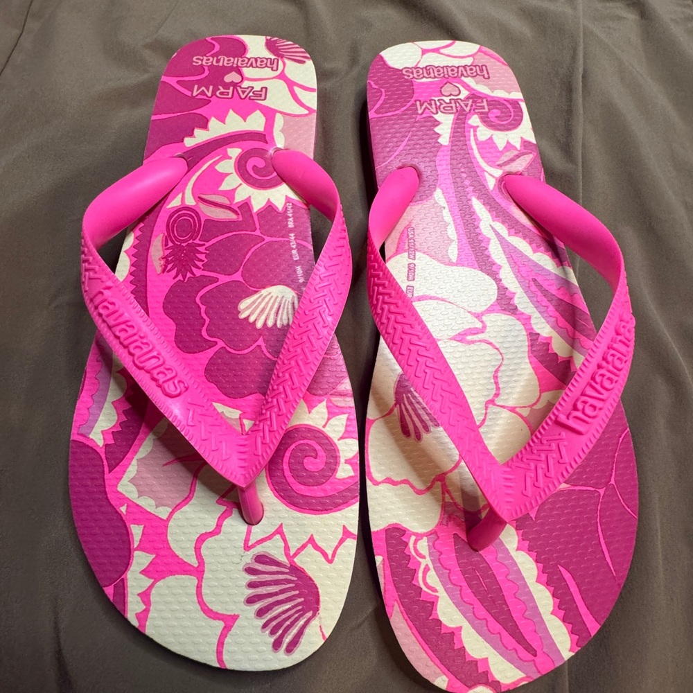 Havaianas Women's Pink and White Floral Sandals